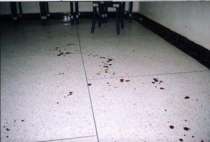 Photo prise après l'agresseion : tâches de sang sur le parterre de la (…)